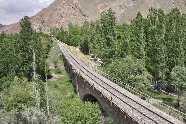 امضای موافقنامه اجرایی راه آهن رشت_ آستارا میان ایران و روسیه/افزایش جابهجایی بار و مسافر از راهآهن شمال۲ ریل قطار راه آهن