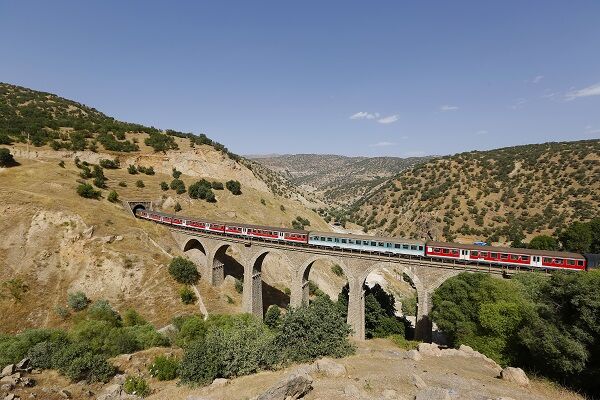 افتتاح راه آهن بستان آباد-خاوران/حرکت اولین قطار مسافری خاورانِ تبریز به تهران از شنبه ریل قطار راه آهن