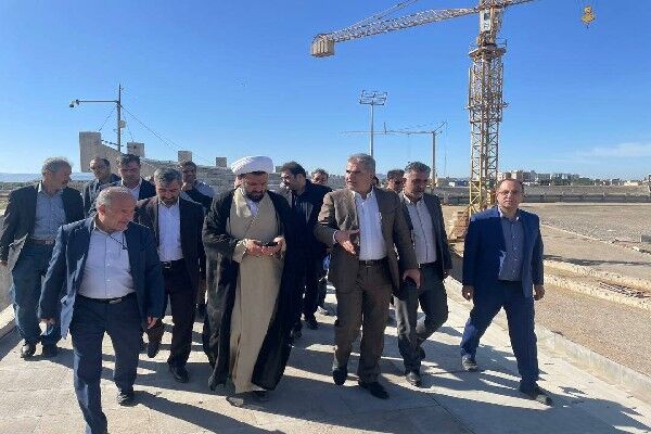 زمین تمرین ورزشگاه ۱۰ هزار نفری بناب تا ۲ ماه دیگر تکمیل و تحویل وزارت ورزش میشود/ بازدید از فرآیند ساخت بیمارستان ۲۰۰ تختی بناب ورزشگاه بناب
