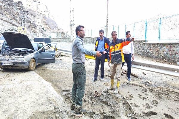 تلاش راهداران البرزی برای بازگشایی محور کرج- چالوس ادامه دارد انسداد محور کرج-چالوس