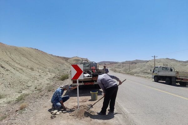 نصب تابلو و علایم در محورهای روستایی شرق استان سمنان(شاهرود)انجام شد