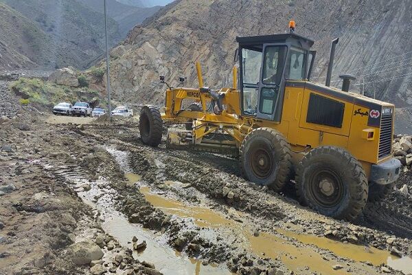 بسیج امکانات راهداری برای بازگشایی محور کرج- چالوس  انسداد محور کرج- چالوس