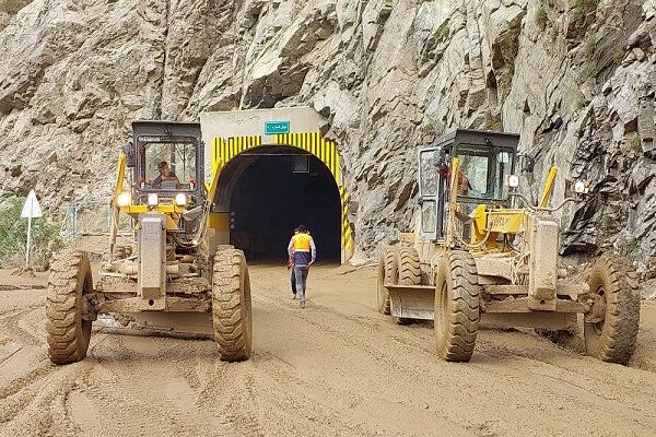 اجرای عملیات پاکسازی و بازگشایی تونل شماره ۲ جاده چالوس بازگشایی محور کرج- چالوس