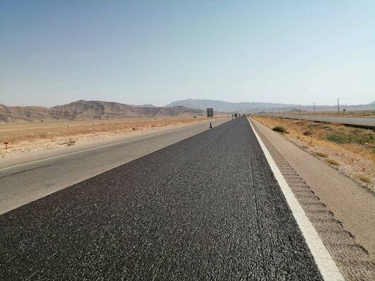 اجرای ٧٠ کیلومتر آسفالت حفاظتی اسلاری سیل در محور های مواصلاتی روکش حفاظتی