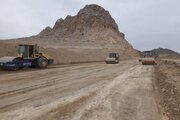 ببینید| ساخت بزرگراه در شمال سیستان و بلوچستان با وجود دمای بیش از 50 درجه و کمبود منابع آبی