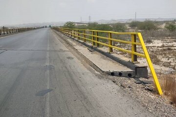 رنگ آمیزی حفاظ نرده پل ها در محور آزاد راه خلیج فارس شهرستان بندرعباس