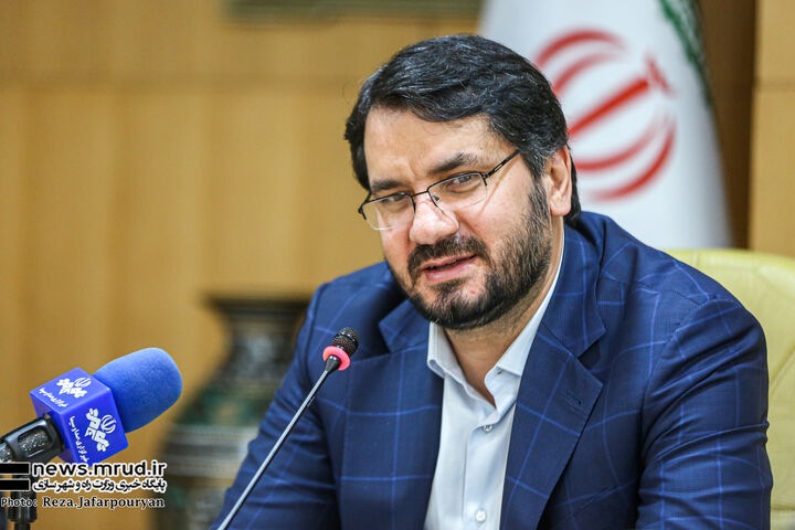 قدردانی وزیر راه و شهرسازی از کارمندی که کیف میلیاردی را به صاحبش بازگرداند وزیر _ مهرداد بذرپاش _ پرتره
