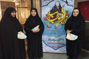 توزیع بسته های فرهنگی بین مسافران در ترمینال مسافری انقلاب شهرستان زاهدان به مناسبت هفته عفاف و حجاب
