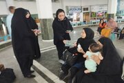 توزیع بسته های فرهنگی بین مسافران در ترمینال مسافری انقلاب شهرستان زاهدان به مناسبت هفته عفاف و حجاب