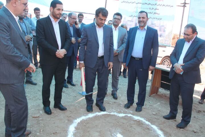 آیین کلنگ زنی ۲۰۰ واحد نهضت ملی مسکن و کتابخانه مسکن مهر شهرستان نظرآباد برگزار شد .