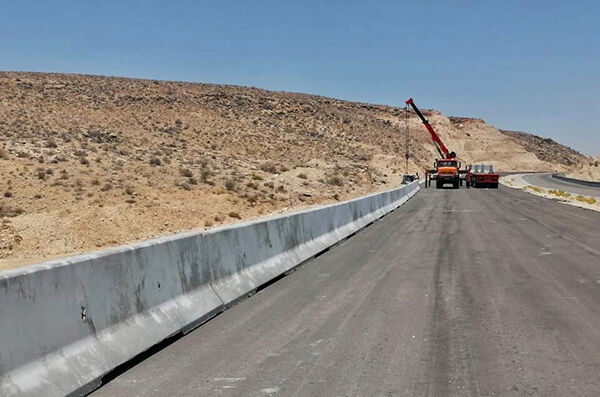نصب بیش از ۹ کیلومتر جدا کننده بتنی در محورهای مواصلاتی نصب جدا کننده های بتنی