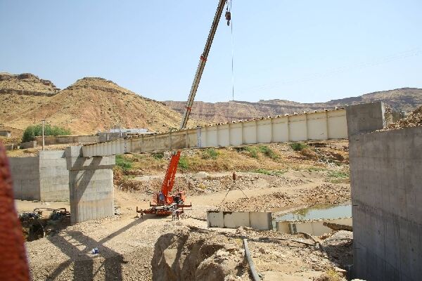نصب عرشه فلزی پل برگلان سوخته شهرستان پلدختر پل برگلان سوخته