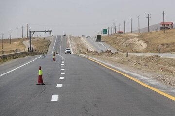 اجرای عملیات خط کشی به صورت سه خطه در راه های شریانی و اصلی استان همدان