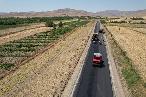 ویدیو|عملیات  روکش آسفالت  راه روستایی پریدر از توابع  شهرستان ملایر