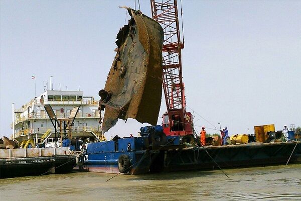 عملیات خارجسازی ۳۰ شناور مغروقه از اروند رود آغاز شد خارج سازی مغروقه