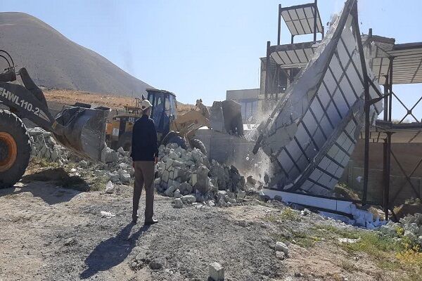 شناسایی و جلوگیری از ۵۰ مورد تجاوز به حریم راه و ساخت و ساز غیر مجاز در شهرستان نمین تخریب گسترده ساخت و سازهای غیرمجاز در پلاکهای گلاهک،چنار و خورین