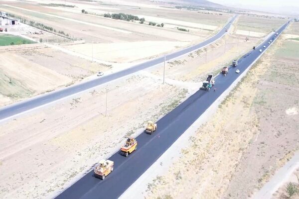 عملیات روکش آسفالت محور ملایر به همدان در راستای ایمن سازی مسیر زائرین اباعبدالله (ع)