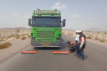 افزایش ثبت تخلف اضافه‌ بار کامیون داران در محورهای استان