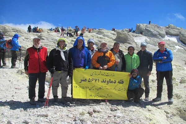 صعود سراسری همکاران وزارت راه و شهرسازی به قله دماوند بام ایران صعود