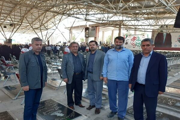 برگزاری آیین غبار روبی و عطرافشانی گلزار شهدای وادی رحمت تبریز غبارویی