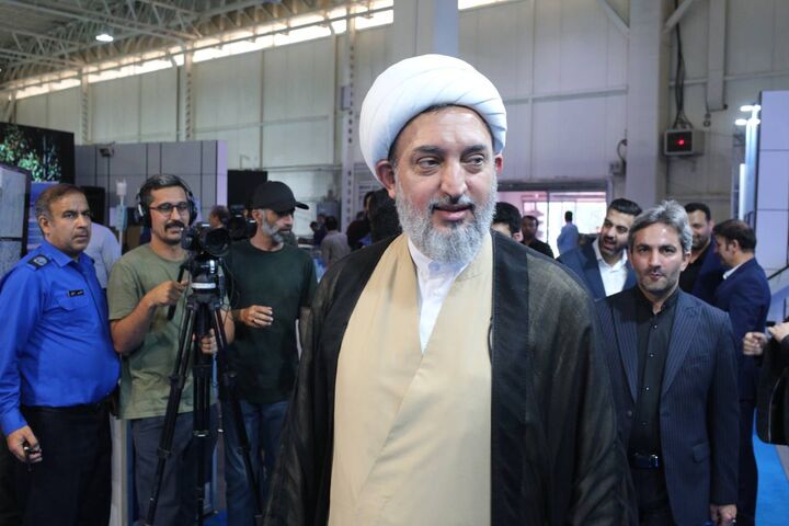 بازدید عضو مجلس خبرگان رهبری از غرفه وزارت راه و شهرسازی  نمایشگاه