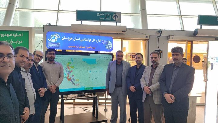 نصب نمایشگر لمسی نرم افزار هوای اربعین در فرودگاه بینالمللی اهواز ع