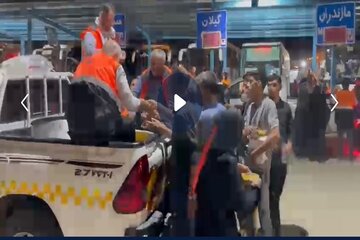 ویدئو| توزیع نذری توسط راهداران استان مازندران در پایانه برکت _ مرز مهران