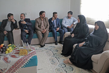 دیدار معاون منابع انسانی وزارت راه و شهرسازی با خانواده شهید مشایخی رودباری در جنوب کرمان