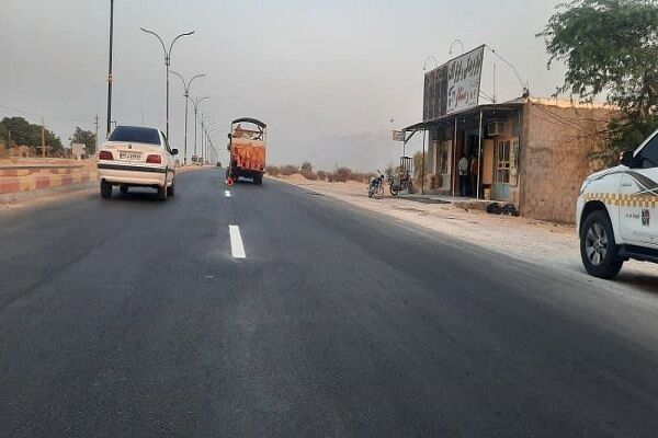 خط کشی و پاکسازی سطح راه از شن در محورهای شهرستان پارسیان
