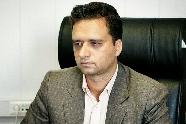 اهدای ۵۰ کلاه ایمنی به موتورسواران یک روستا در اراک  عابدی رئیس اداره ایمنی و ترافیک اداره کل راهداری و حمل و نقل جادهای استان مرکزی