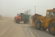 بازگشایی محورهای شریانی و روستایی شهرستان زهک توسط راهداران پرتلاش سیستان و بلوچستان در پی طوفان های شن و ماسه در منطقه سیستان