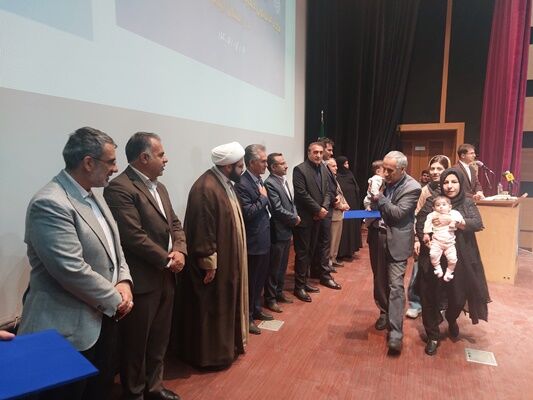 اهدای  قرارداد واگذاری ۲۳۳ قطعه زمین به متقاضیان طرح جوانی جمعیت در استان ایلام مراسم اهدا زمین جوانی جمعیت ایلام.jpg