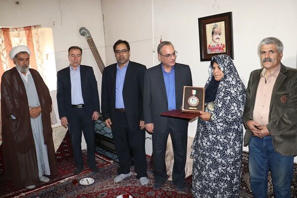 تجلیل مدیر کل راهداری و حمل و نقل جاده ای استان همدان از خانواده معظم شهدای استان همدان