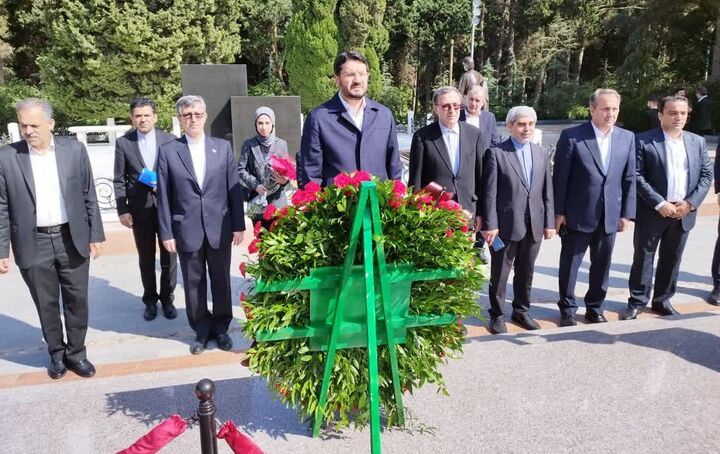 ادای احترام وزیر راه و شهرسازی به شهدای جمهوری آذربایجان 0