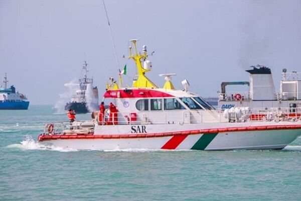 نجات ۵ خدمه موتور لنج باری از خطر غرق در آبهای خلیج فارس نجات دریایی