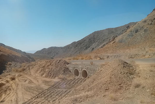 لایروبی دهانه پلها در حوزه راههای دیهوک خراسان جنوبی تنقیه دهانه پل خراسان جنوبی.jpg