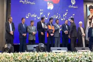 ویدیو| تجلیل معاون وزیر راه و شهرسازی و رئیس سازمان راهداری و حمل و نقل جاده ای از مدیرکل راهداری و حمل و نقل جاده ای خوزستان