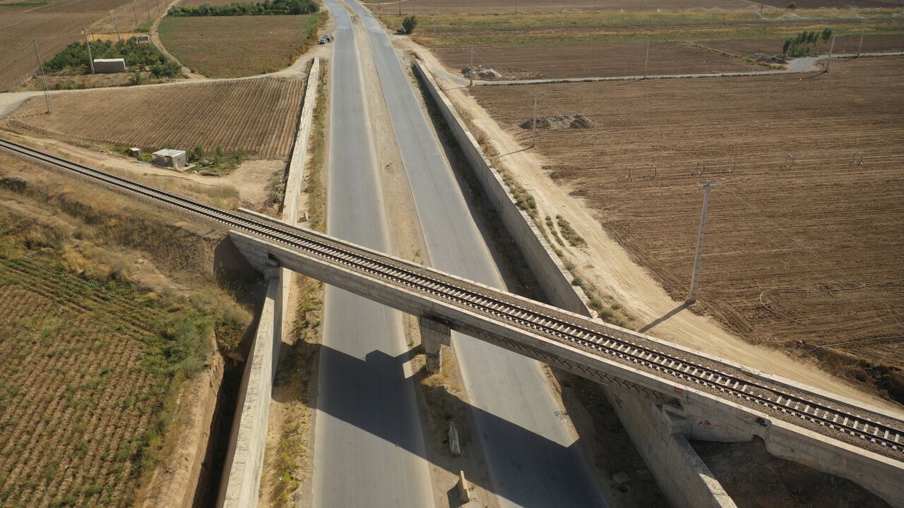استفاده از ۲۰ هزار تن ریل تولید ملی در راه آهن همدان_ سنندج