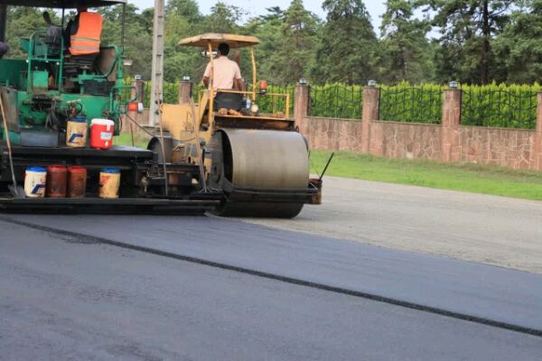 اجرای بیش از ۹۰ کیلومتر روکش آسفالت در محورهای مواصلاتی شهرستان اردبیل انزلی آسفالت