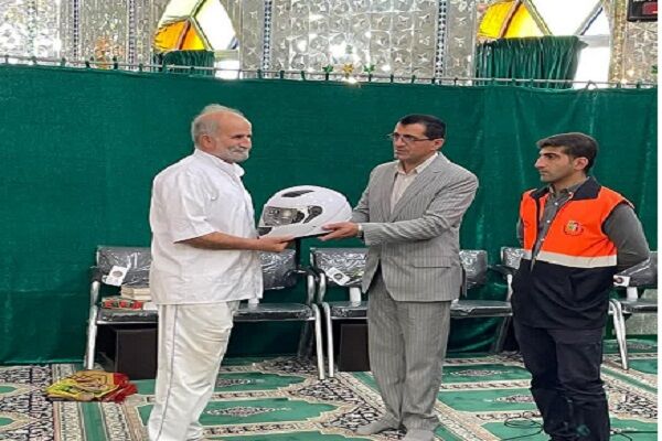 توزیع کلاه ایمنی رایگان به راکبین موتورسیکلت روستاهای شهرستان بابلسر مازندران