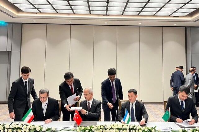 امضای برنامه عملیاتی راهگذر حمل و نقلی چین به اروپا از مسیر  ایران در اجلاس اکو ازبکستان افندی زاده