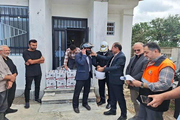 توزیع کلاه ایمنی رایگان به راکبین موتورسیکلت روستاهای شهرستان فریدونکنار مازندران