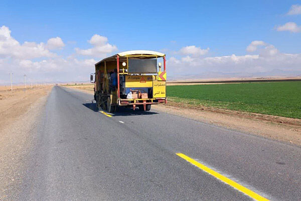 زیرسازی و روکش آسفالت ۵۰ کیلومتر از راههای شهرستان فراهان خط کشی