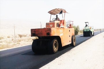 عملیات روکش آسفالت محور بندرلنگه -رستاق -پارسیان به طول 51 کیلومتر