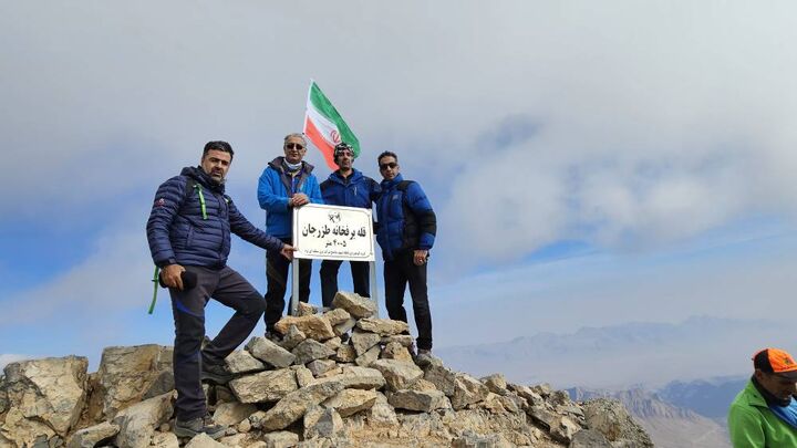 صعود کوهنوردان وزارت راه و شهرسازی به قله برفخانه استان یزد 0