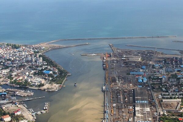 پیشرفت ۷۶ درصدی پروژه لایروبی حوضچه بندر انزلی و آبراهههای تالابی بندر انزلی