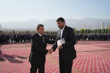 ببینید| افتتاح نمایشگاه "ایران پروژه" در عشق آباد و بازدید از آن با حضور وزیر راه و شهرسازی  و معاون رییس کابینه وزرا و وزیر امور خارجه، رئیس مجلس و اعضای کابینه وزرای ترکمنستان و سفرای کشورهای مختلف در عشق آباد (۲)