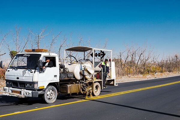 خط کشی ۹۰ درصد از راههای روستایی شهرستان دهگلان خط کشی محورهای خراسان جنوبی (3).jpg