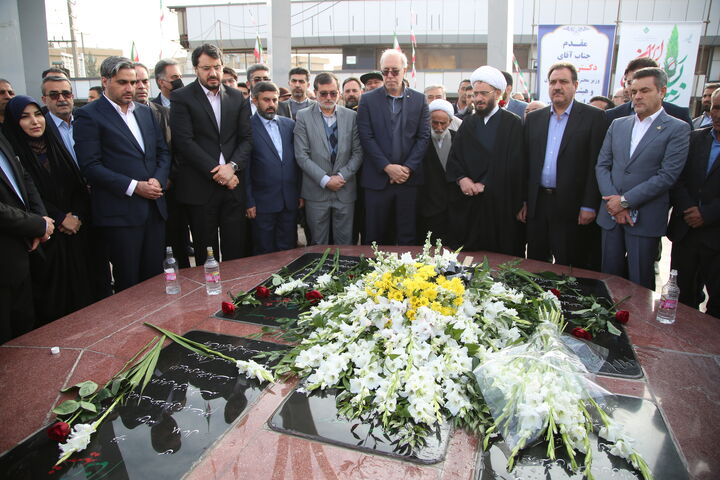 ادای احترام بذرپاش به مقام شامخ شهدا و بازدید از مرکز فرهنگی یادمان دفاع مقدس شهر جدید اندیشه اندیشه