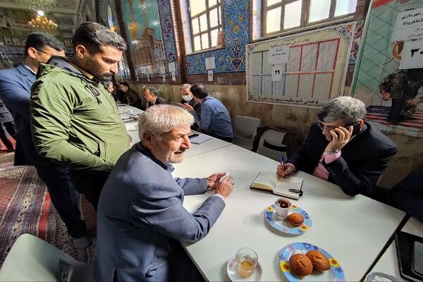 دیدار امیر عمیدی مدیر کل راه و شهرسازی شرق استان سمنان (شاهرود)و دیگر  مدیران دستگاه‌های اجرایی شاهرود با مردم در قالب میز خدمت در شاهرود